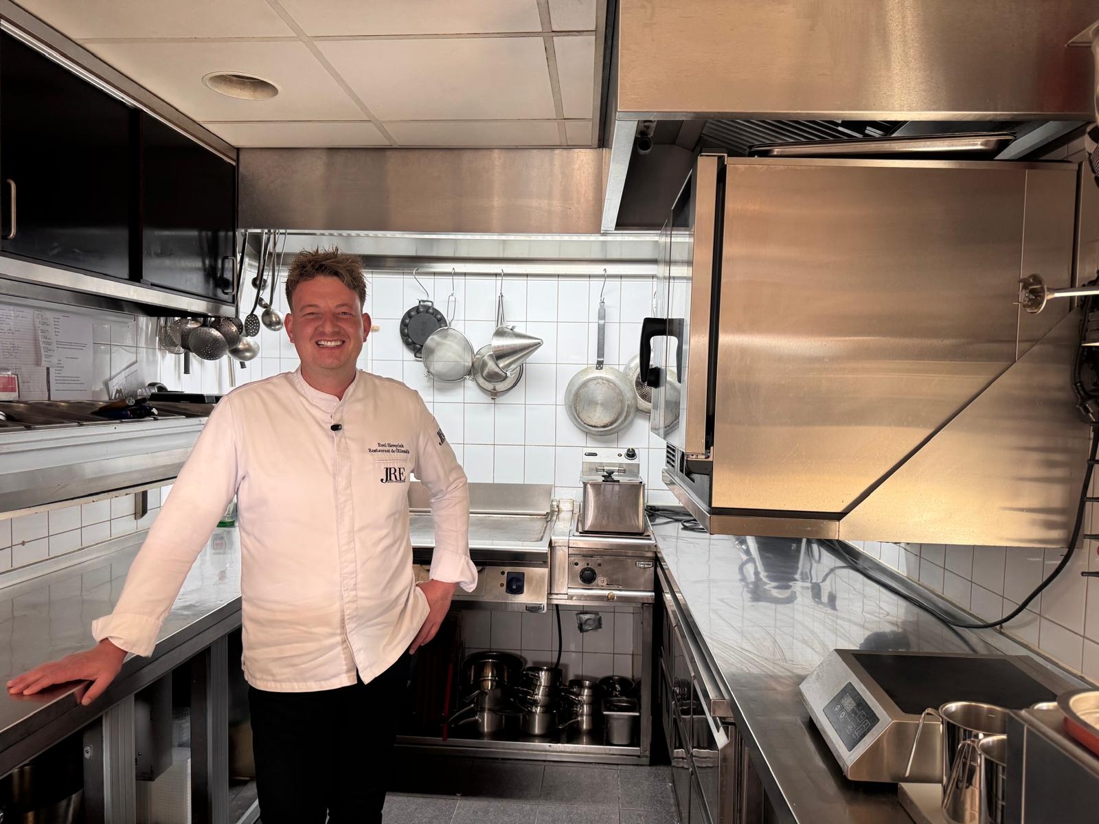 Roel Sieverink kookt zich met ‘camping-inductieplaatje’ de culinaire gidsen in